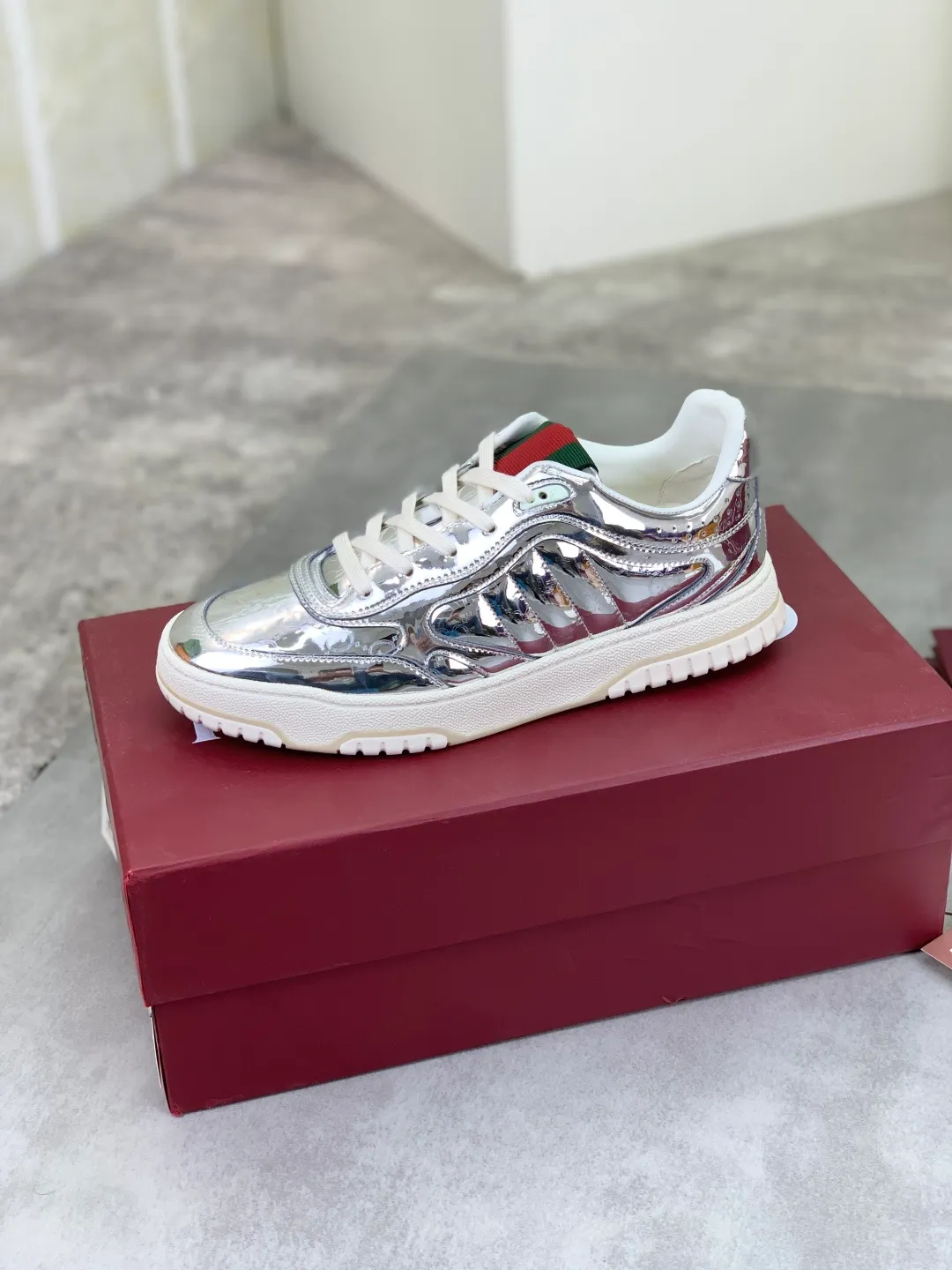 Men's men's shoes 💰P562 new Gucci Gucci couple 🧑‍🤝‍🧑 autumn and winter low-end catwalk casual sneakers, top version! The oil edge craftsmanship is reproduced one to one. New model for early spring, creating a perfect style, cool and sassy, ​​c-position fashionable wear, classic shoe style with retro and futuristic feel, showing exquisite texture! Open mold to customize high-density outsole. Comes fully packaged. Size: Female 35-40 Male 39-45 Fabric: Imported calfskin punching Lining: Imported original sheepskin lining